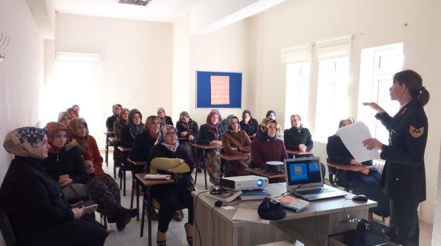 Beyşehir&rsquo;de jandarmadan kadınlara seminer