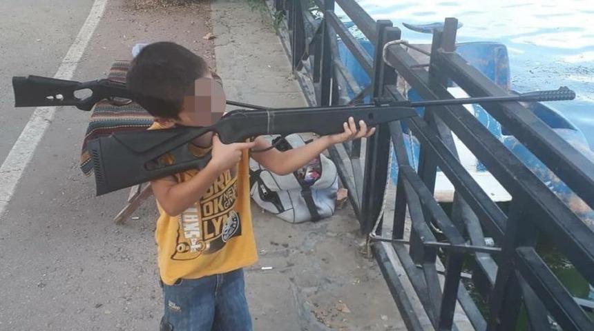 Tabancayla oynarken babasını öldürmüştü! İbretlik fotoğraf