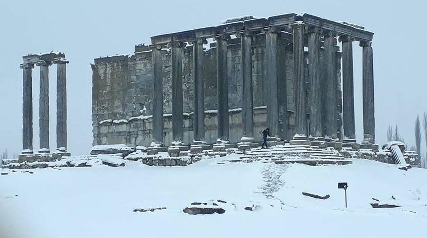 Aizonai Antik Kenti&rsquo;ni beyaz &ouml;rt&uuml;yle bir başka g&uuml;zel