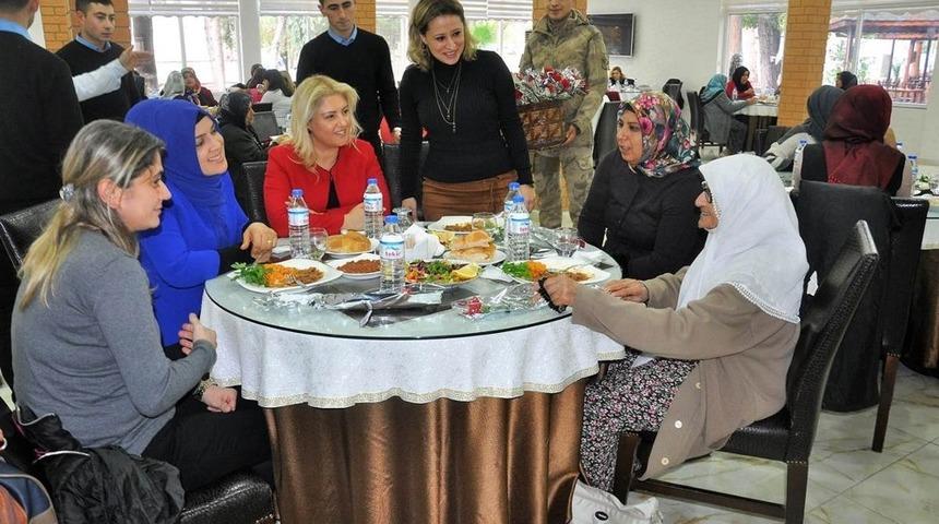 Kaymakam ve komutan eşleri şehit ailelerini yalnız bırakmadı