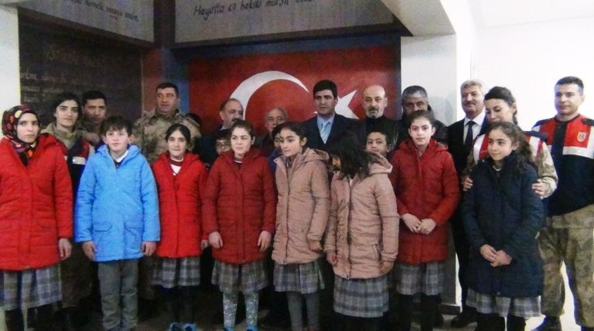 Metin Külünk dostluk gurubundan Ercişli 550 öğrenciye kışlık giysi