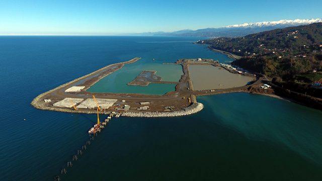 Rize-Artvin Havalimanı’nda denize 17, 5 milyon ton taş döküldü