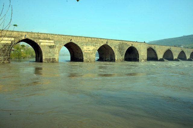 Dicle Nehri'nde su seviyesi azaldı, tehlike sürüyor