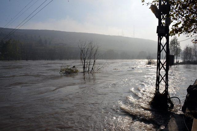 Dicle Nehri'nde su seviyesi azaldı, tehlike sürüyor