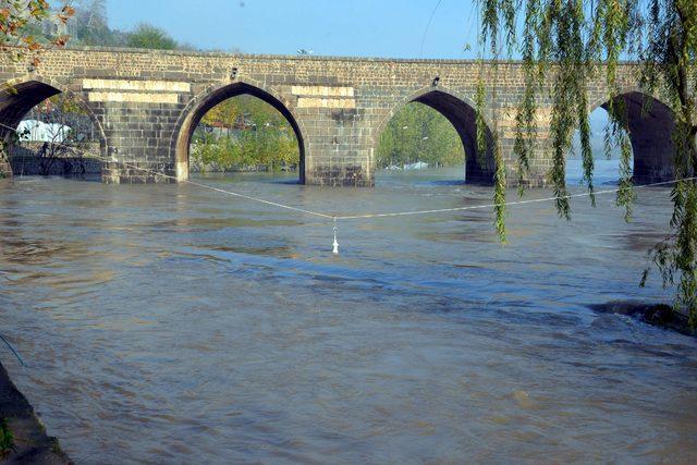 Dicle Nehri'nde su seviyesi azaldı, tehlike sürüyor