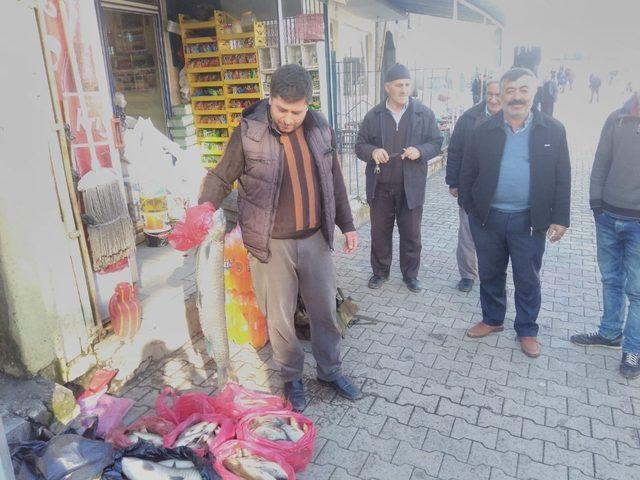 Atanamayan fahri imam yakaladığı balıkları satarak geçiniyor