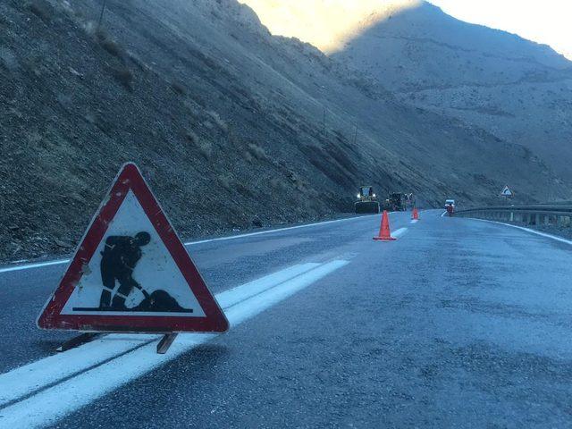 Hakkari-Van karayoluna kaya düştü