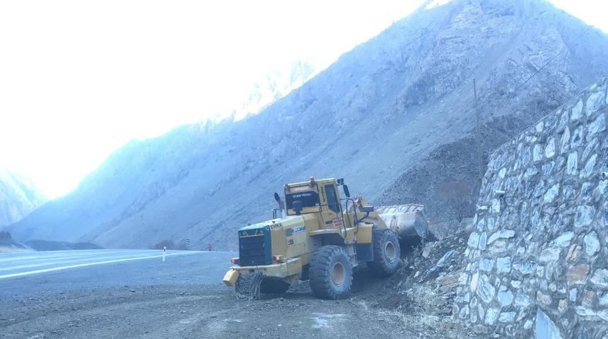 Hakkari-Van karayoluna kaya d&uuml;şt&uuml;