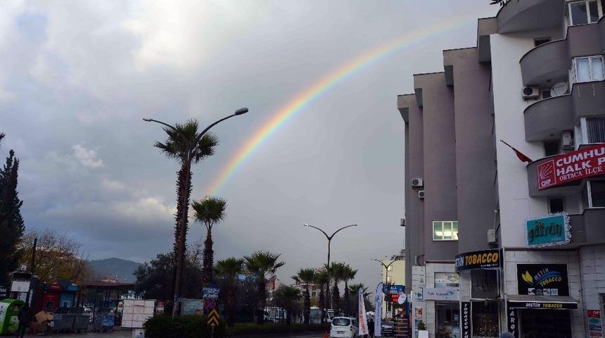 Ortaca&rsquo;da g&ouml;kkuşağı s&uuml;rprizi