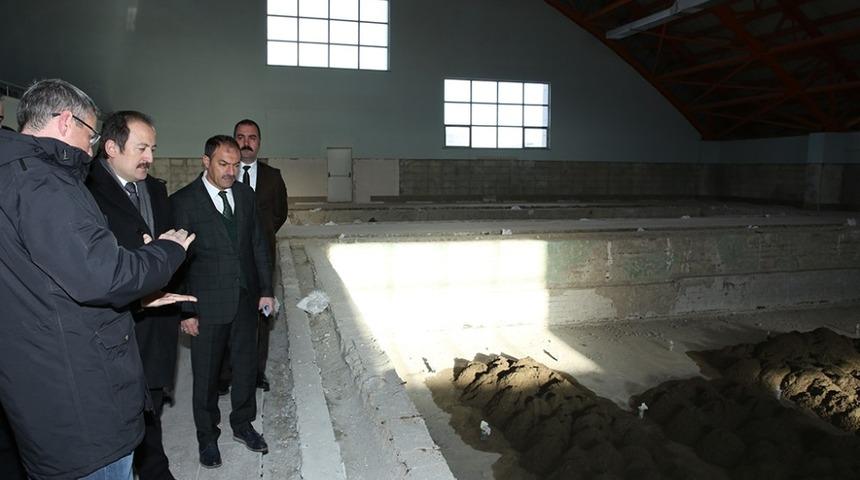 Vali Pehlivan Yarı Olimpik Y&uuml;zme Havuzunda incelemelerde bulundu