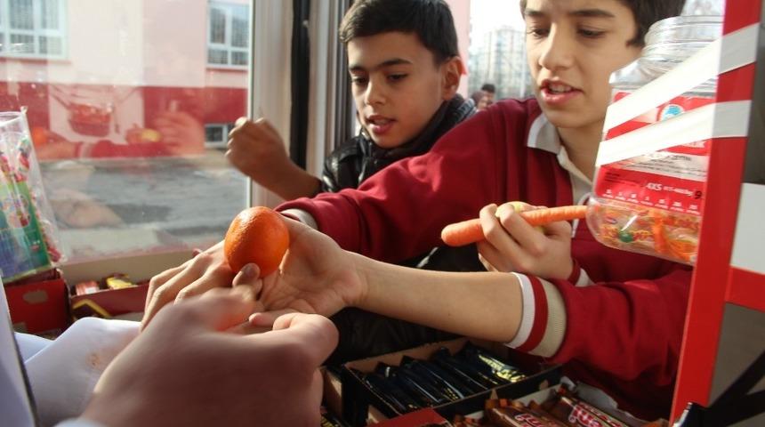 Okul kantininde meyve satışı