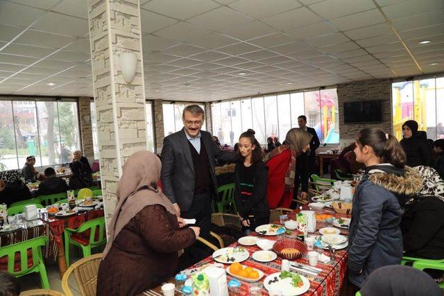 Vali Ekinci, “Hiçbir zaman kendinizi yalnız hissetmeyin”