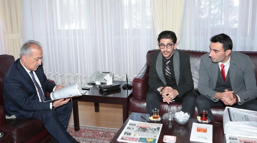 Suriyeli &Ouml;ğrencilerden Rekt&ouml;r &Ccedil;omaklı&rsquo;ya teşekk&uuml;r ziyareti