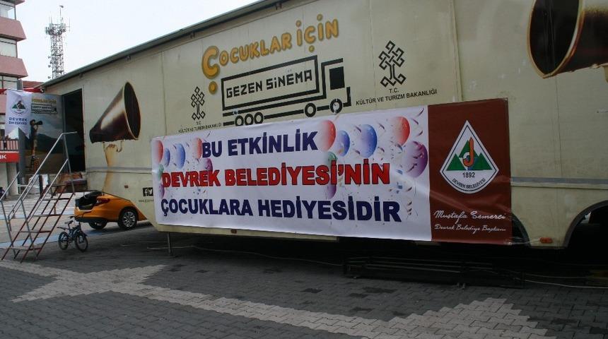 Devrek Belediyesinden &ccedil;ocuklara y&ouml;nelik gezici sinema