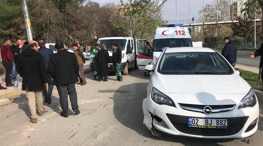 İki otomobil çarpıştı: 1 Yaralı