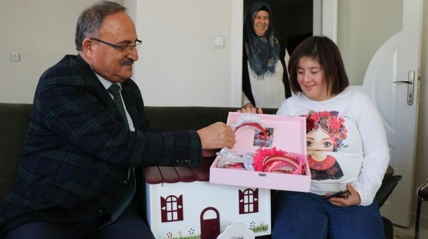 El sanatları kursuna katılan Down Sendromlu Yağmur&rsquo;a ziyaret