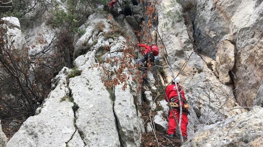 U&ccedil;urumda 2 g&uuml;nd&uuml;r mahsur kalan ke&ccedil;iler AKUT ekiplerince kurtarıldı