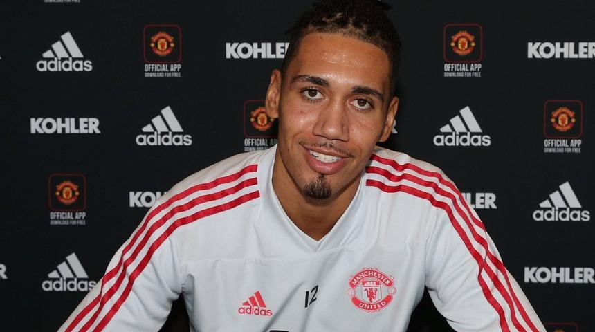 Manchester United, Chris Smalling'in s&ouml;zleşmesini uzattı