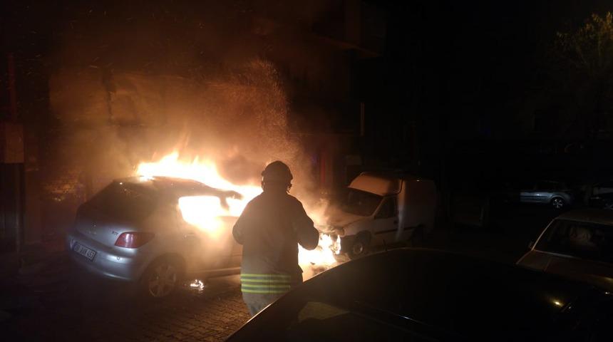 Bah&ccedil;elievler&rsquo;de park halinde otomobil alev alev yandı