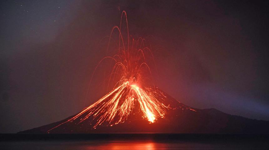 Endonezya'da Soputan Yanardağı faaliyete ge&ccedil;ti