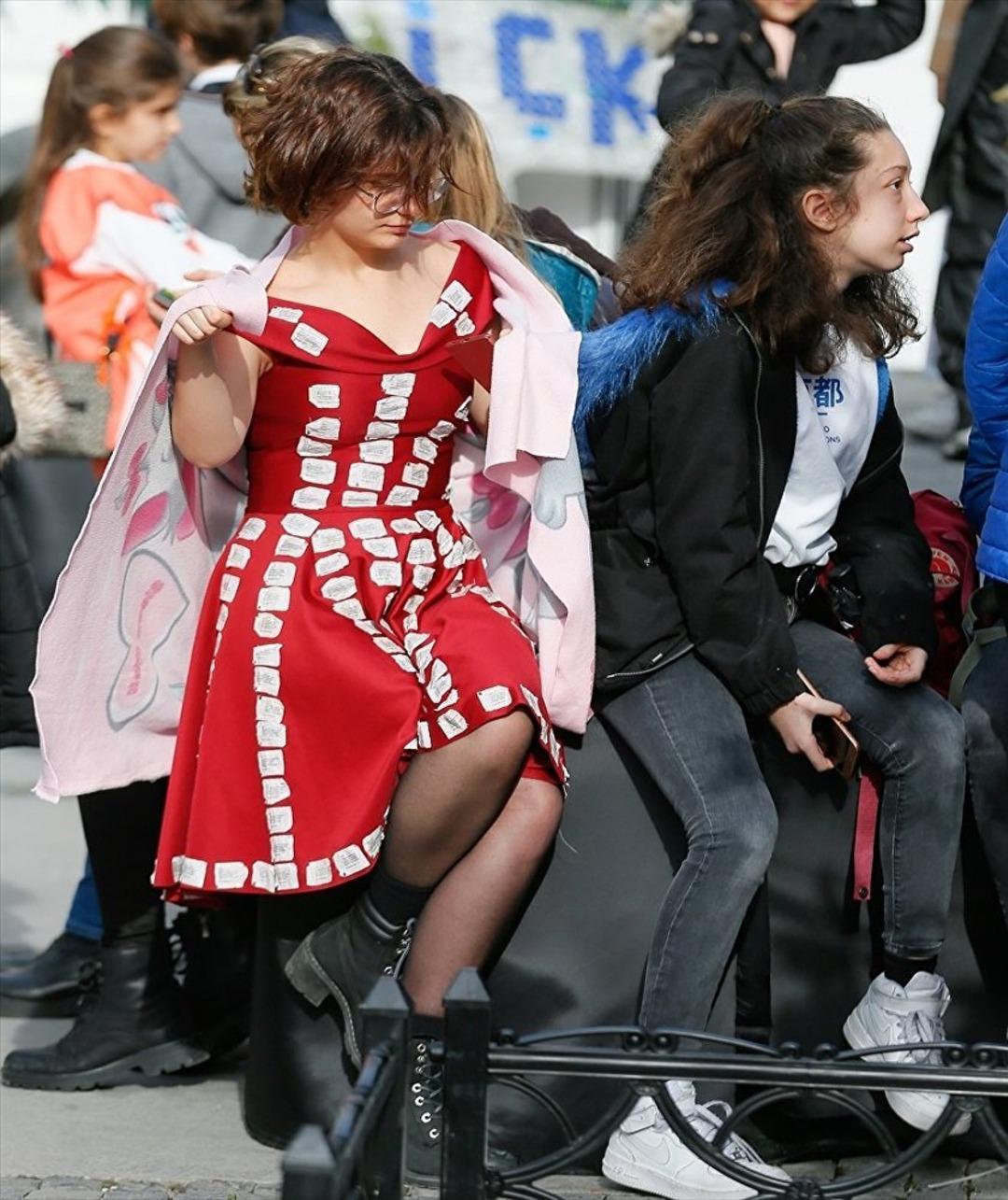 Geri d&ouml;n&uuml;şt&uuml;r&uuml;len eşyalarla sokak defilesi 