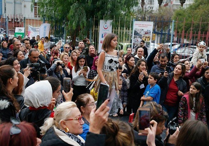 Geri dönüştürülen eşyalarla sokak defilesi  G3