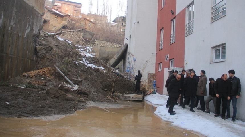 Başkan Vekili Epcim, istinat duvarı devrilen okulun &ccedil;evresinde incelemelerde bulundu