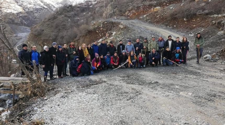 Y&uuml;ksekova&rsquo;nın karlı dağlarında doğa y&uuml;r&uuml;y&uuml;ş&uuml;