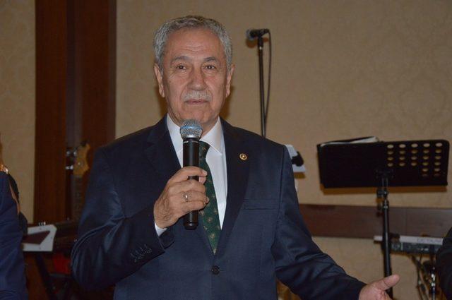 Arınç, mezunu olduğu lisenin gecesine katıldı