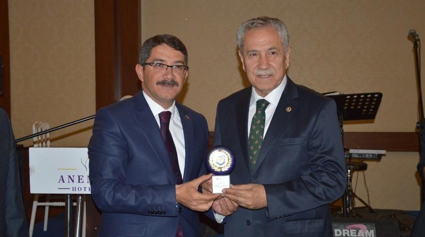 Arın&ccedil;, mezunu olduğu lisenin gecesine katıldı