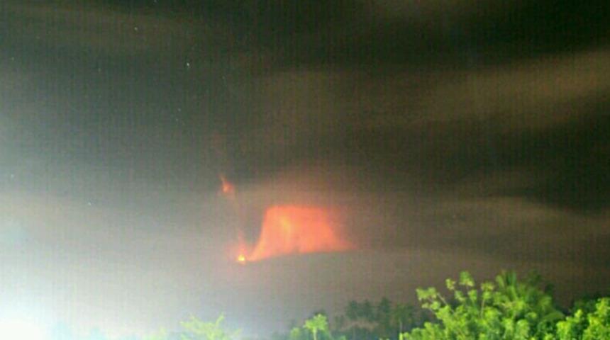 'Ateş &Ccedil;emberi'ndeki' yanardağ faaliyete ge&ccedil;ti! 