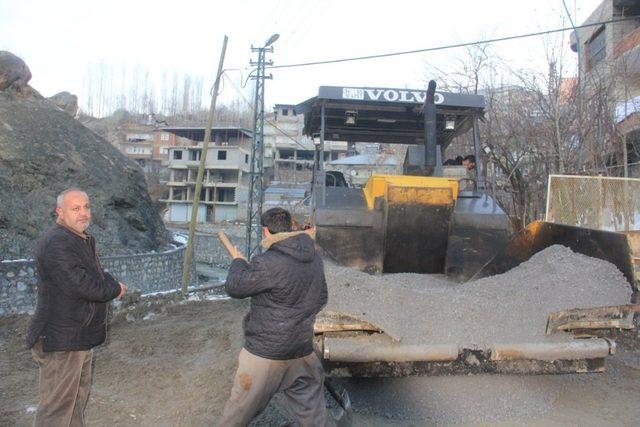 Hakkari’de sıcak asfalt çalışması