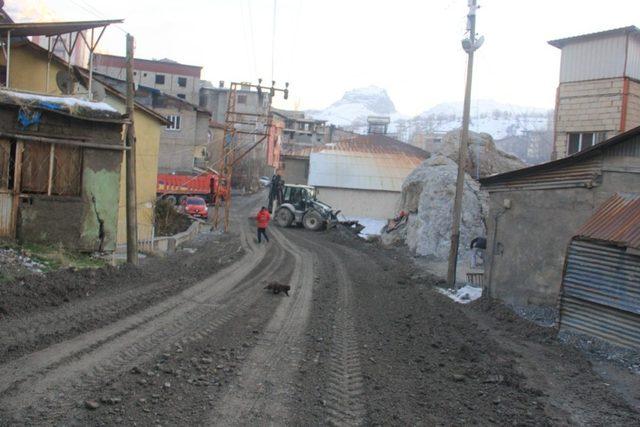 Hakkari’de sıcak asfalt çalışması