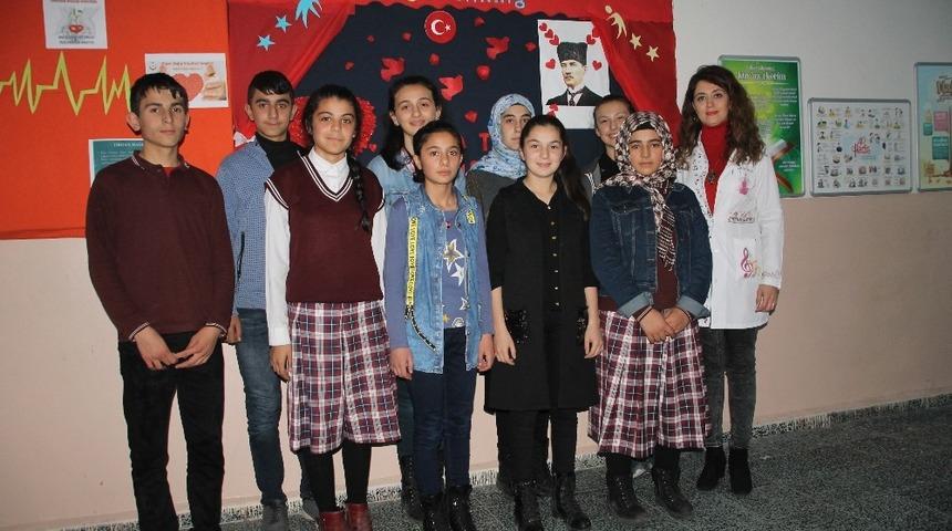 Ahmet Yesevi&rsquo;nin alkışlanan başarısı