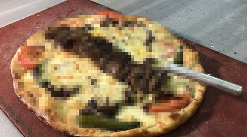 Pizza ile cağ kebabını birleştirdi: Daha orijinal