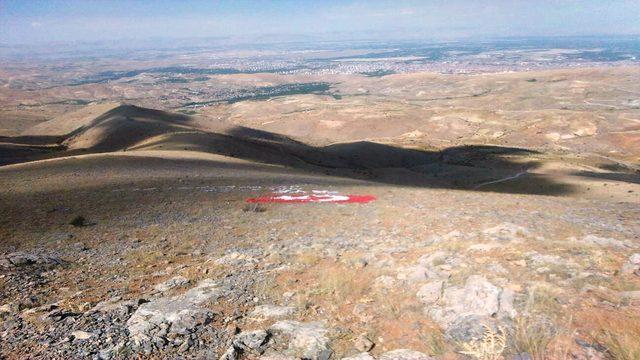 Şehit 9 akrabası için Beydağı'na dev Türk bayrağı yaptı