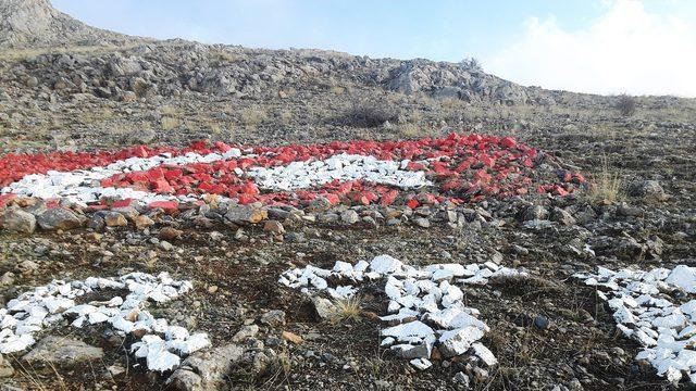 Şehit 9 akrabası için Beydağı'na dev Türk bayrağı yaptı