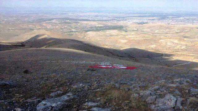 Şehit 9 akrabası için Beydağı'na dev Türk bayrağı yaptı