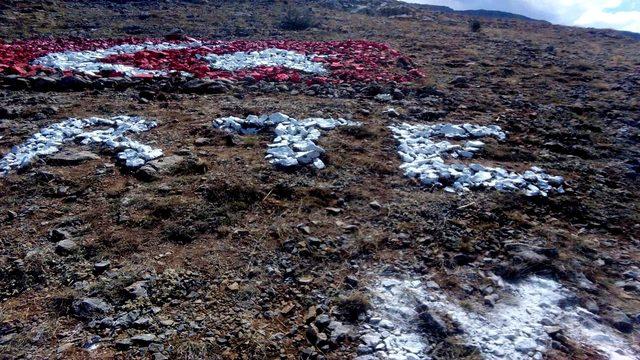 Şehit 9 akrabası için Beydağı'na dev Türk bayrağı yaptı