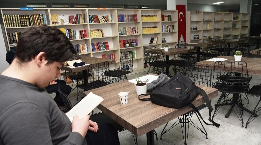 Kitap okumak isteyenler Millet Kıraathanesine