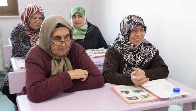 Hastanedeki görevliye kızdı, 63 yaşında okuma-yazma öğrendi