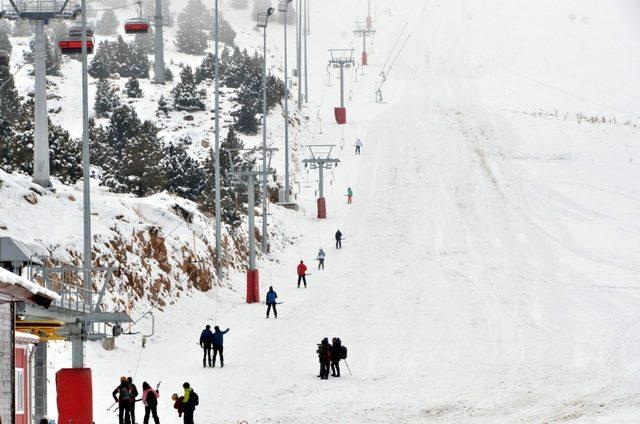 Erzincan Ergan Dağı Kayak Merkezinde kayak sezonu açıldı