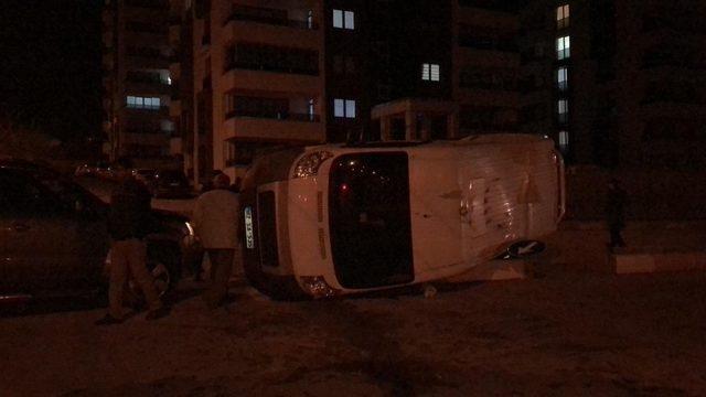 Kamyonetle çarpışan minibüs devrildi: 2 yaralı