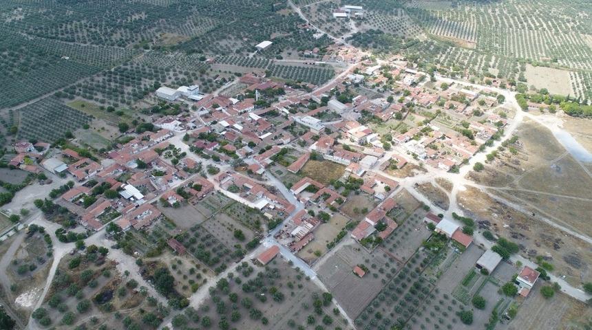 Akhisar&rsquo;ın 14 mahallesine 155 kilometre altyapı