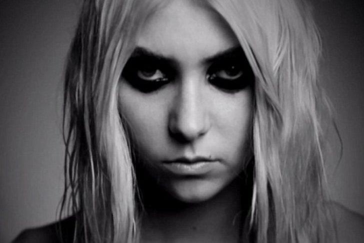 Video Klibinde Tamamen Soyundu G3