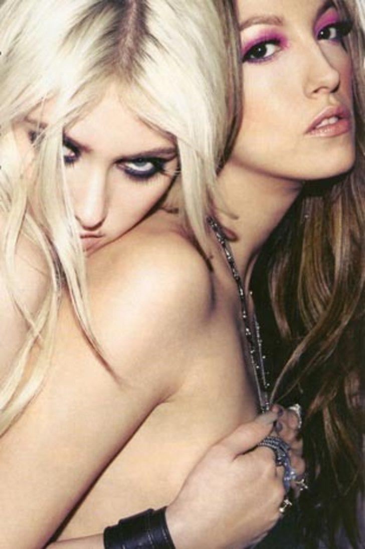 Video Klibinde Tamamen Soyundu G4