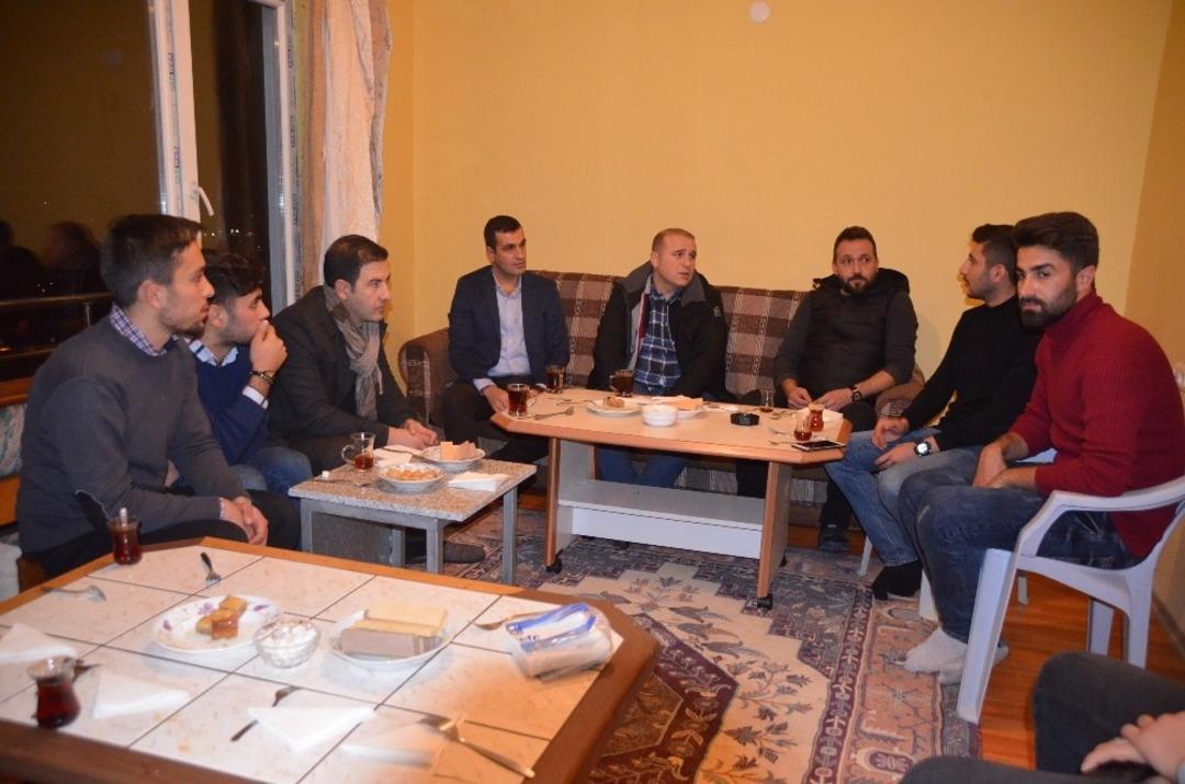 Kaymakam &uuml;niversiteli &ouml;ğrencilerin evlerine konuk oldu