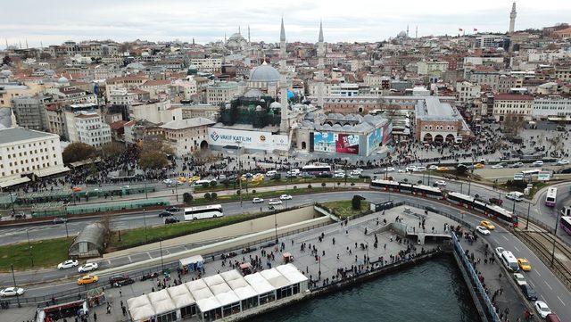 (Havadan fotoğraflarla) Eminönü'nde umut kuyruğu