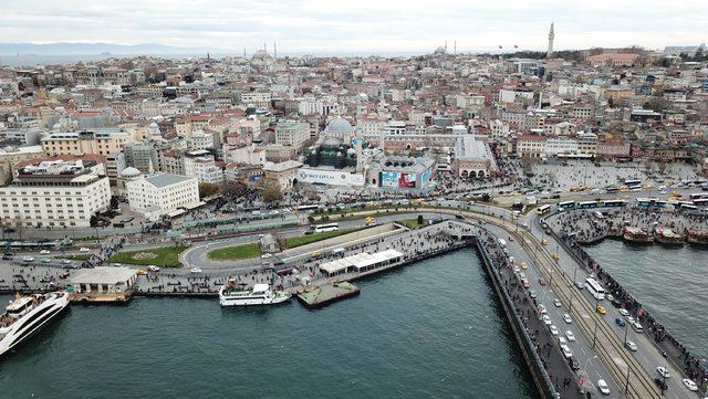 (Havadan fotoğraflarla) Eminönü'nde umut kuyruğu