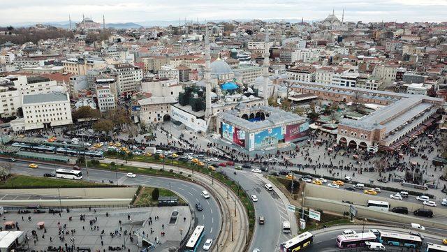 (Havadan fotoğraflarla) Eminönü'nde umut kuyruğu